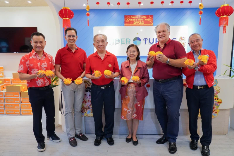 Mr. Ian Craig Longden, Chief Executive Officer with the management team jointly gave out auspicious oranges to all employees at the Head Office and stores