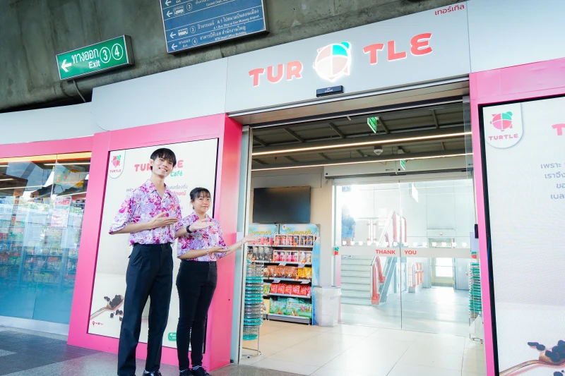 พนักงานบริษัท ซุปเปอร์ เทอร์เทิล จำกัด (มหาชน) ต้อนรับวันปีใหม่ไทย ด้วยการแต่งกายชุดลายดอก สร้างสีสันและความประทับใจให้ลูกค้า